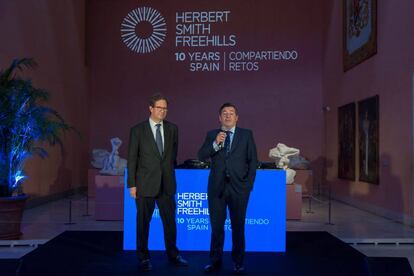 Discurso de Miguel Riaño (derecha), junto a James Palmer, senior partner de la firma a nivel global, durante la conmemoración del 10º aniversario, celebrado ayer en el Museo Thyssen-Bornemisza.