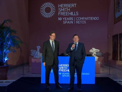 Discurso de Miguel Riaño (derecha), junto a James Palmer, senior partner de la firma a nivel global, durante la conmemoración del 10º aniversario, celebrado ayer en el Museo Thyssen-Bornemisza.