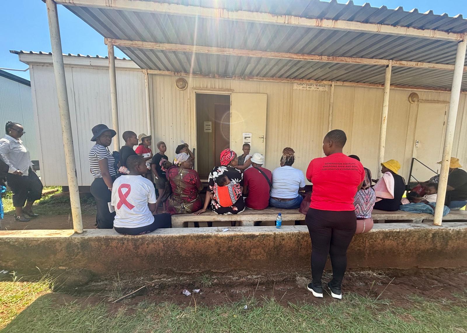 Varias personas aguardan en la clínica Lobamba de Esuatini para ser recibidos por la enfermera especializada en tratamiento y prevención del VIH, el 17 de marzo de 2026.