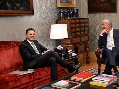 El nuevo primer ministro de Portugal, Luís Montenegro, con el presidente del país, Marcelo Rebelo de Sousa, el 28 de marzo en Lisboa.