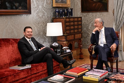 El nuevo primer ministro de Portugal, Luís Montenegro, con el presidente del país, Marcelo Rebelo de Sousa, el 28 de marzo en Lisboa.