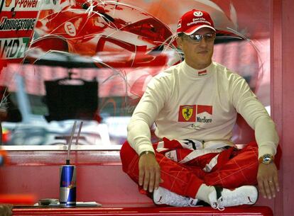 Ferrari Formula One driver Michael Schumacher of Germany waits for the start of a practice session in the Hungaroring, outside Budapest, July 30, 2005. The Hungarian Grand Prix will take place on July 31.  REUTERS/Karoly Arvai