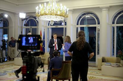 El presidente del Gobierno, Pedro Sánchez, conversa con la presentadora Ana Blanco.