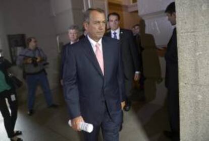 El presidente de la Cámara de Representantes de EE.UU., el republicano John Boehner (c), se dirige a la reunión de líderes republicanos en el Capitolio en Washington, Estados Unidos.