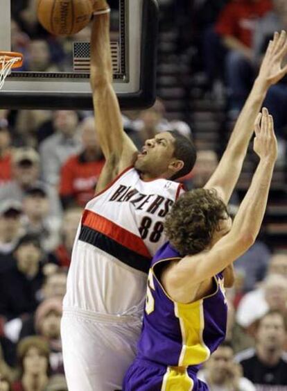 El jugador de Portland Nicolas Batum bate al español Pau Gasol, de los Lakers