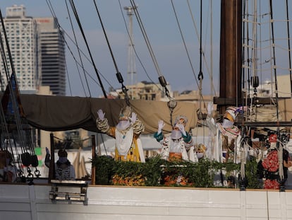 Los Reyes Magos, a punto de llegar al puerto de Barcelona en la cabalgata de 2022.