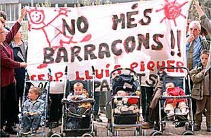 Los padres  del colegio Lluís Piquer, de Parets del Vallès, se manifestaron, con sus hijos más pequeños, ante la sede de Enseñanza en Barcelona.