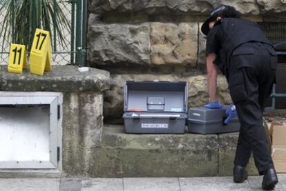 Un agente de la policía científica de la Ertzaintza, en el lugar en el que un hombre ha matado a su expareja, en Hernani.