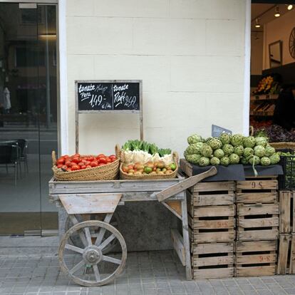 Fruiteria al costat del restaurant L'Antic Colmado, al barri de Sant Andreu.