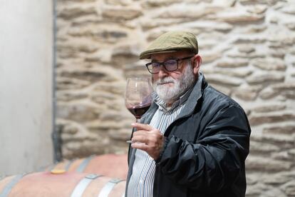 Enrique Robles, en la sala de barricas de la bodega Quinta Las Velas.