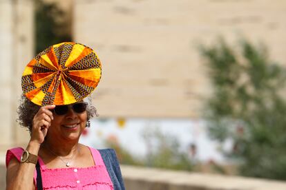 Una mujer se protege del sol con un abanico en Córdoba, el pasado sábado.