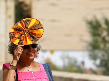 Una mujer se protege del sol con un abanico en Córdoba, el pasado sábado.