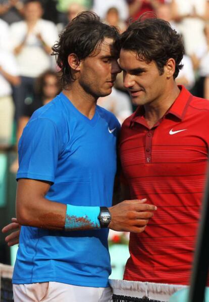 Em 2011, novamente superou o rival suíço, que saiu derrotado da final de Roland Garros, a sexta vitória de Nadal. Na imagem, Federer parabeniza o adversário espanhol.