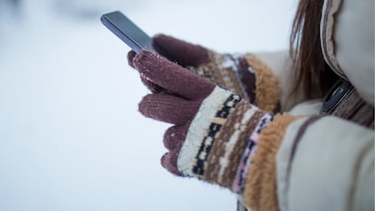 Responde a los mensajes y llamadas de tu teléfono móvil sin quitarte los guantes ni pasar frío. GETTY IMAGES.