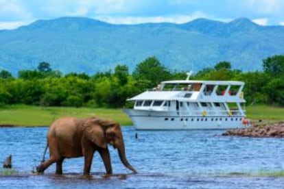 Crucero fluvial por el lago Kariba, en Zimbaue.