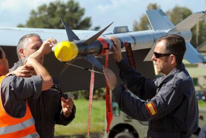 Soldados españoles manipulan un misil de los F-18 que participan en el conflicto de Libia.