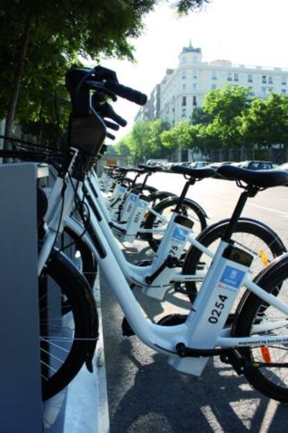 Una de las estaciones BiciMAD, servicio público de alquiler de bicis, en Madrid.