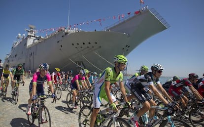 Los corredores pedalean junto al portaaviones Juan Carlos I.