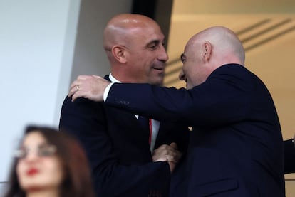 El presidente de la Federación de Fútbol Española, Luis Rubiales (izquierda), saluda al presidente de la FIFA, Gianni Infantino, antes del partido entre España y Marruecos.  