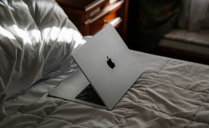 Ordenador portátil Apple MacBook Pro en una cama