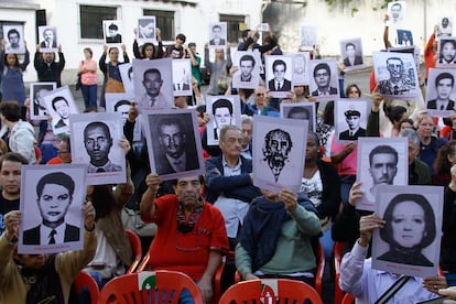 Miembros de la comisión municipal de la verdad de São Paulo y activistas de derechos humanos homenajean a las víctimas de la dictadura frente a la antigua sede del DOI-Codi, una cárcel de la dictadura.