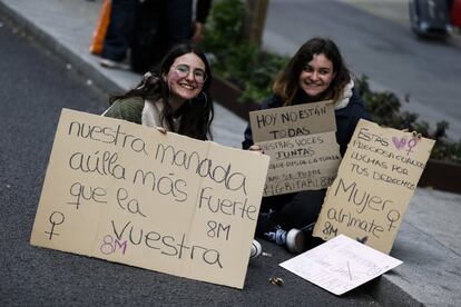 Dos chicas preparan sus pancartas para la manifestación feminista de Madrid.