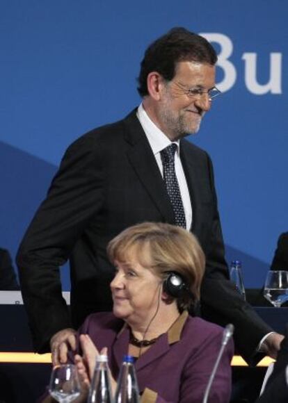 Merkel aplaude a Rajoy tras su intervenci&oacute;n.