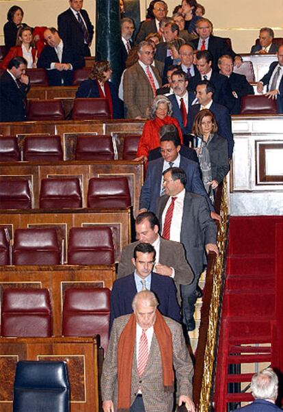 Los diputados populares abandonan los bancos del Congreso.