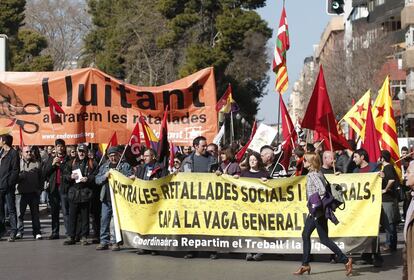 Pancartas en Castellón reclaman una convocatoria de huelga general