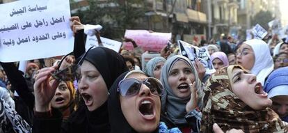 Mujeres egipcias participan en una manifestación convocada para pedir que se respeten sus derechos en El Cairo.