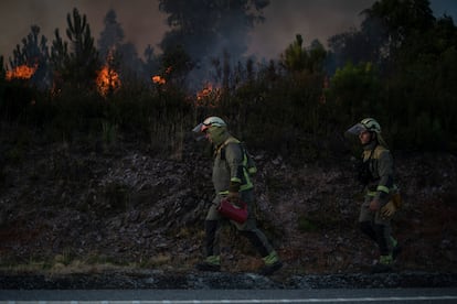 Dos bomberos en el incendio forestal que permanece activo en Verín (Ourense), este jueves.