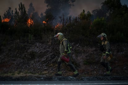 Dos bomberos en el incendio forestal que permanece activo en Verín (Ourense), este jueves.