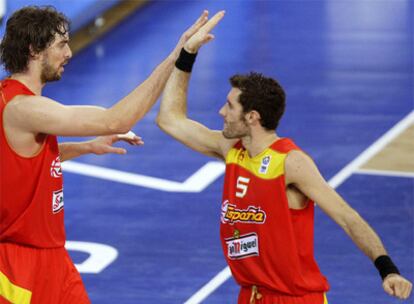 Gasol y Rudy celebran una canasta