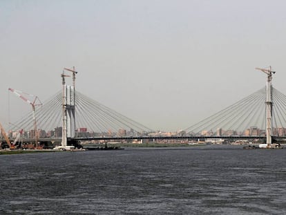 El puente en suspensión Viva Egipto sobre el río Nilo.