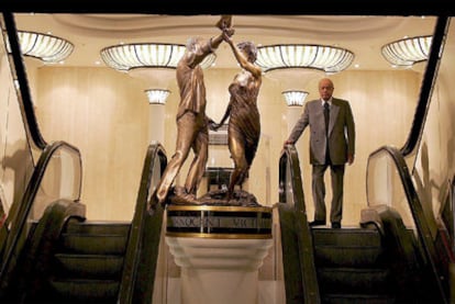 Mohamed Al Fayed baja por las escaleras mecánicas de los almacenes Harrods, en Londres.
