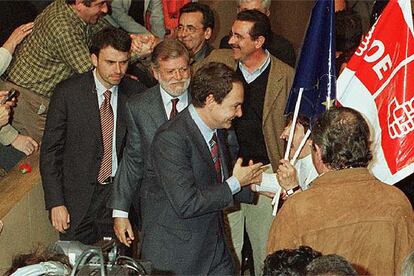 Zapatero y, detrás, el presidente extremeño, Juan Carlos Rodríguez Ibarra, en Mérida.