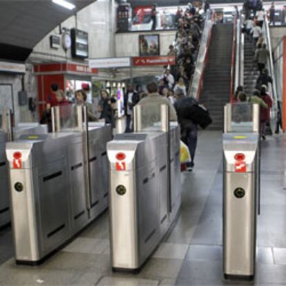 Tornos abiertos ayer en la estación de cercanías de Renfe de Méndez Álvaro.