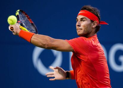 Nadal golpea la bola durante el partido ante Cilic disputado en Toronto.