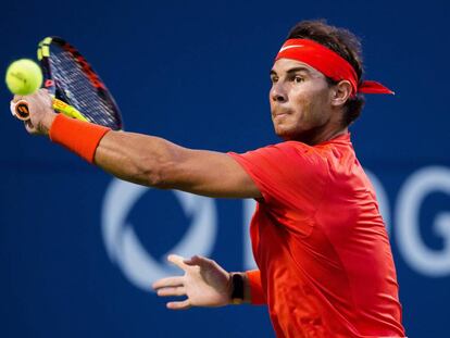 Nadal golpea la bola durante el partido ante Cilic disputado en Toronto. 