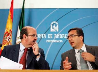Gaspar Zarrías y Enrique Cervera, ayer, en la sede de la Presidencia de la Junta, la Casa Rosa.