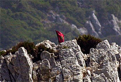 La bandera de Marruecos asomaba ayer tras un risco en el islote Perejil.