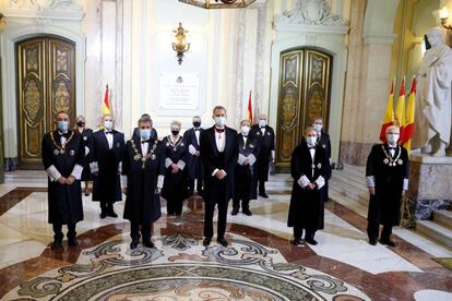 El rey Felipe VI y el presidente del Consejo General del Poder Judicial (CGPJ), Carlos Lesmes, posan antes de inaugurar el año judicial en una ceremonia celebrada este lunes en el Salón de Plenos del Tribunal Supremo, en Madrid.