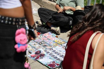 Los fans compran 'merchandising' del grupo a las puertas del estadio.