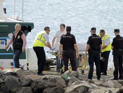 Una patrullera de la Guardia Civil ha recuperado el cuerpo de uno de los ocho desaparecidos.