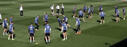 Los jugadores del Madrid, durante el entrenamiento de esta mañana en Valdebebas.