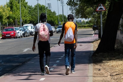 Unos inmigrantes, junto al centro de acogida de Alcalá de Henares.
