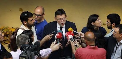 Ximo Puig, rodeado de periodistas en el patio de las Cortes.