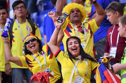 Fans de la selección de colombia celebran el final del partido entre Senegal y Colombia en Samara, Rusia. 