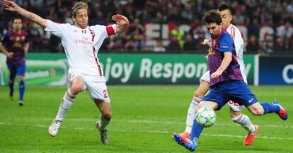 Messi intenta un disparo ante Ambrosini