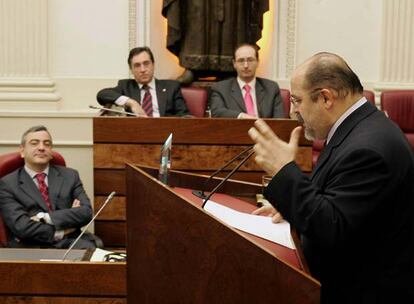 El diputado general, Xabier Agirre (al fondo) y el portavoz popular, Javier de Andrs (izquierda), escuchan a Juan Carlos Prieto (PSE).